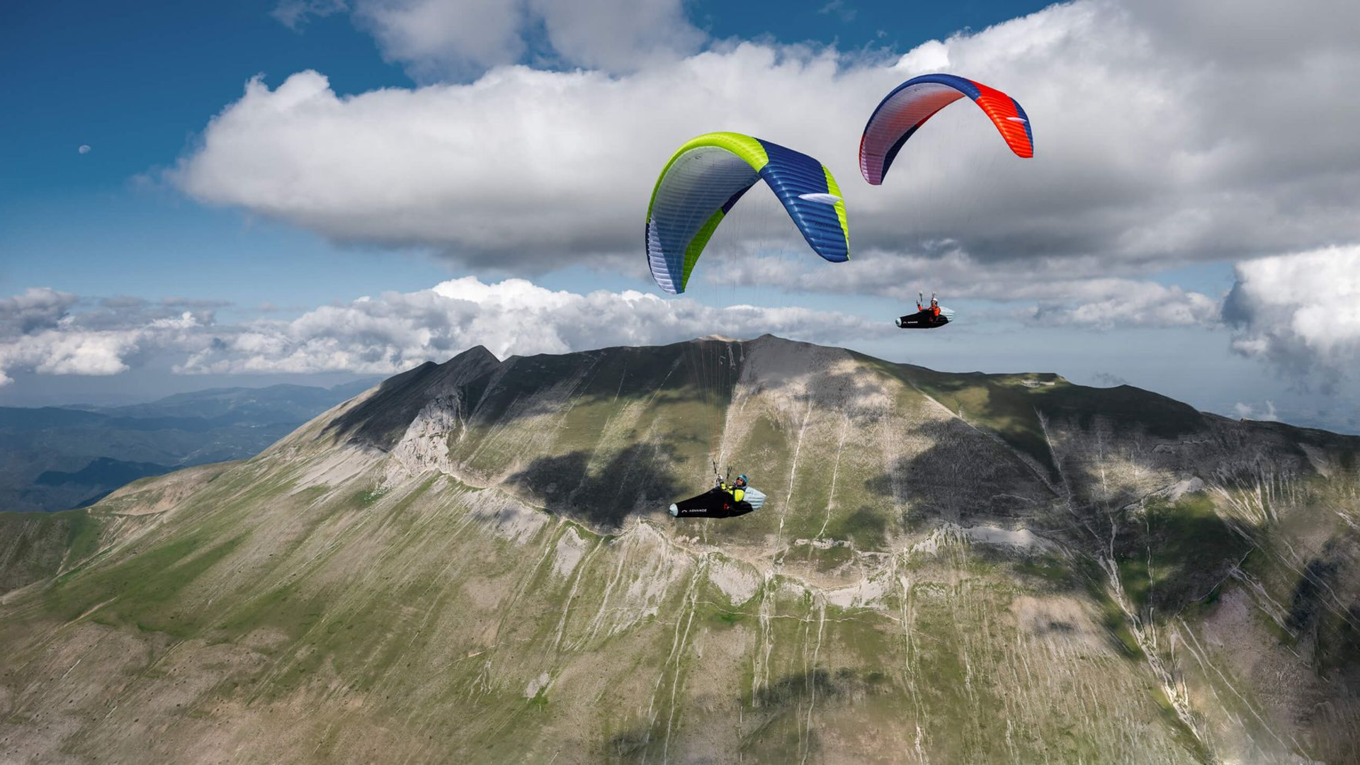 parapentes Advance en vol Summit Paragliding